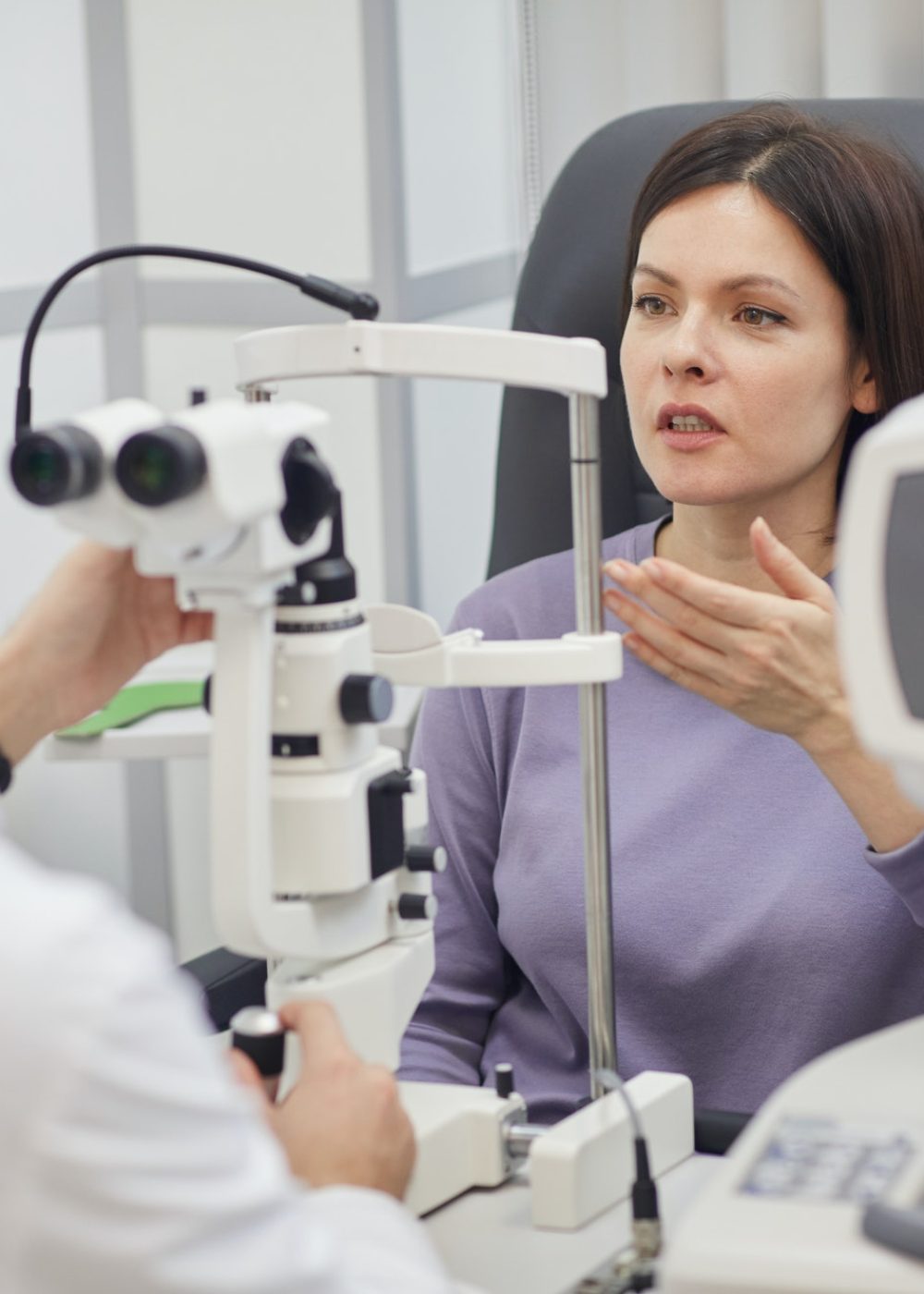 young-woman-visiting-opthalmologist.jpg young-woman-visiting-opthalmologist.jpg